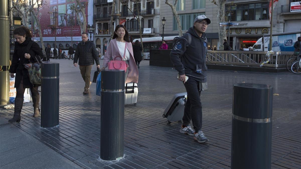 Bolardos situados en la entrada a la Rambla después de los atentados