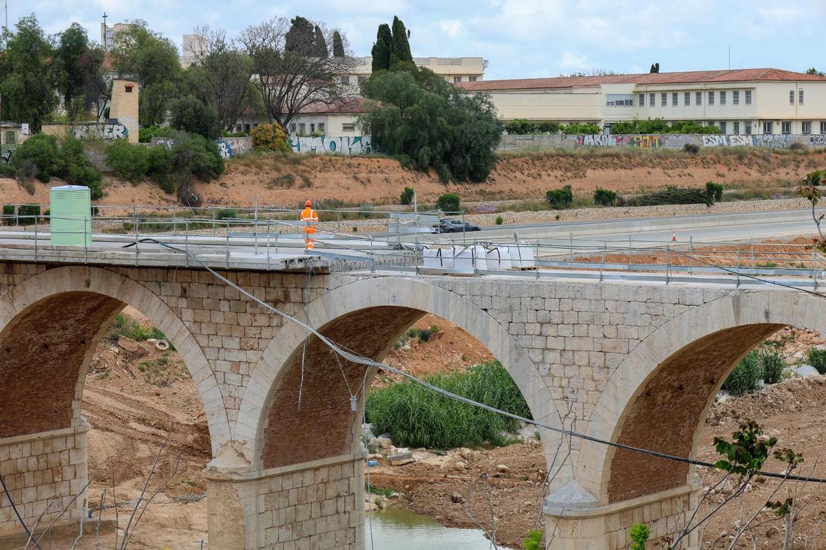Trabajos de reconstrucción del Puente de Alaquàs en Torrent.