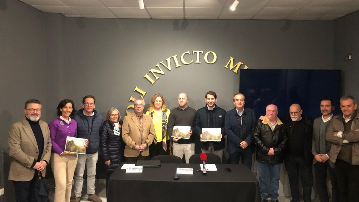 El Museo Arqueológico de Cabra acogió la presentación de la antología de arte de la Subbética.