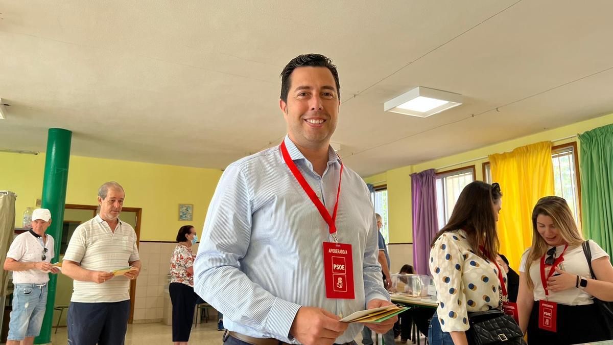 Alejandro Ramos, líder del PSOE local, depositando su voto en las elecciones del domingo.