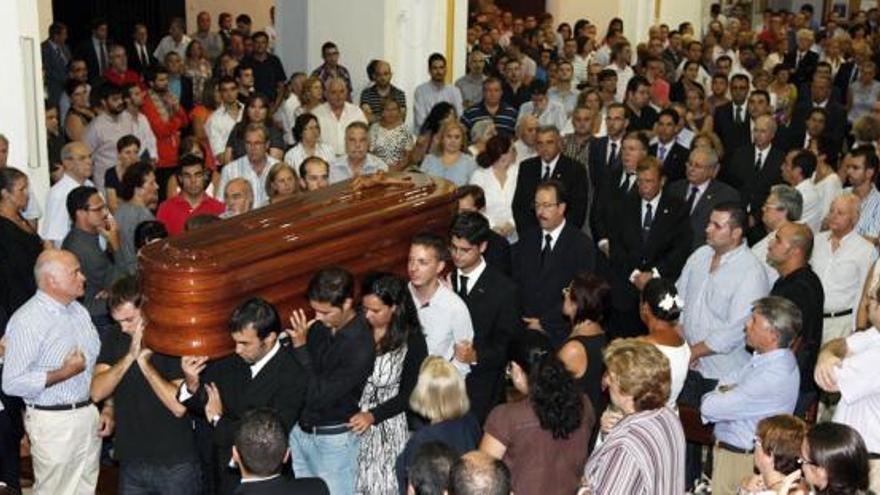 Numerosos cofrades malagueños y representantes de instituciones de la ciudad acudieron ayer por la noche a la misa corpore insepulto que se celebró al borde de la medianoche en la iglesia de Santo Domingo, a donde fue trasladado el cuerpo de Jesús Castellanos, fallecido ayer tarde. Precisamente este templo acoge las dos advocaciones marianas que marcaron su vida cofrade y como cristiano, como son la Virgen de los Dolores del Puente y la Virgen de la Estrella.