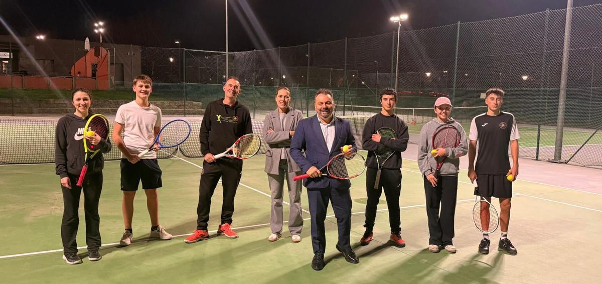 El alcalde y la concejala de Deportes, Nuria Lameiro, con integrantes del Club de Tenis Gondomar. |