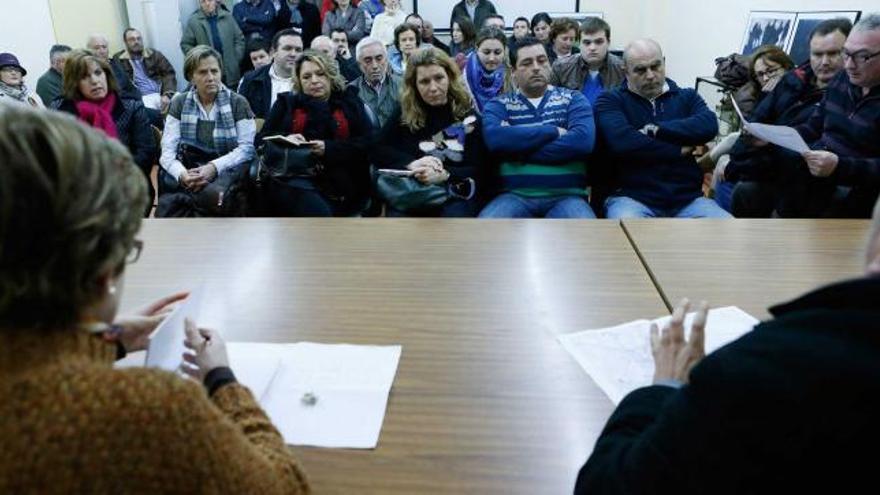 Los vecinos y la alcaldesa de Las Regueras, reunidos ayer en la Casa de Cultura de Santullano.