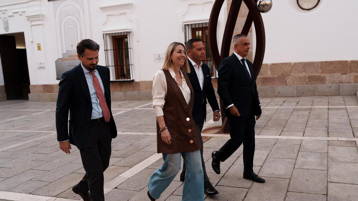Guardiola y Fernández, camino de anunciar el acuerdo PP-Vox.