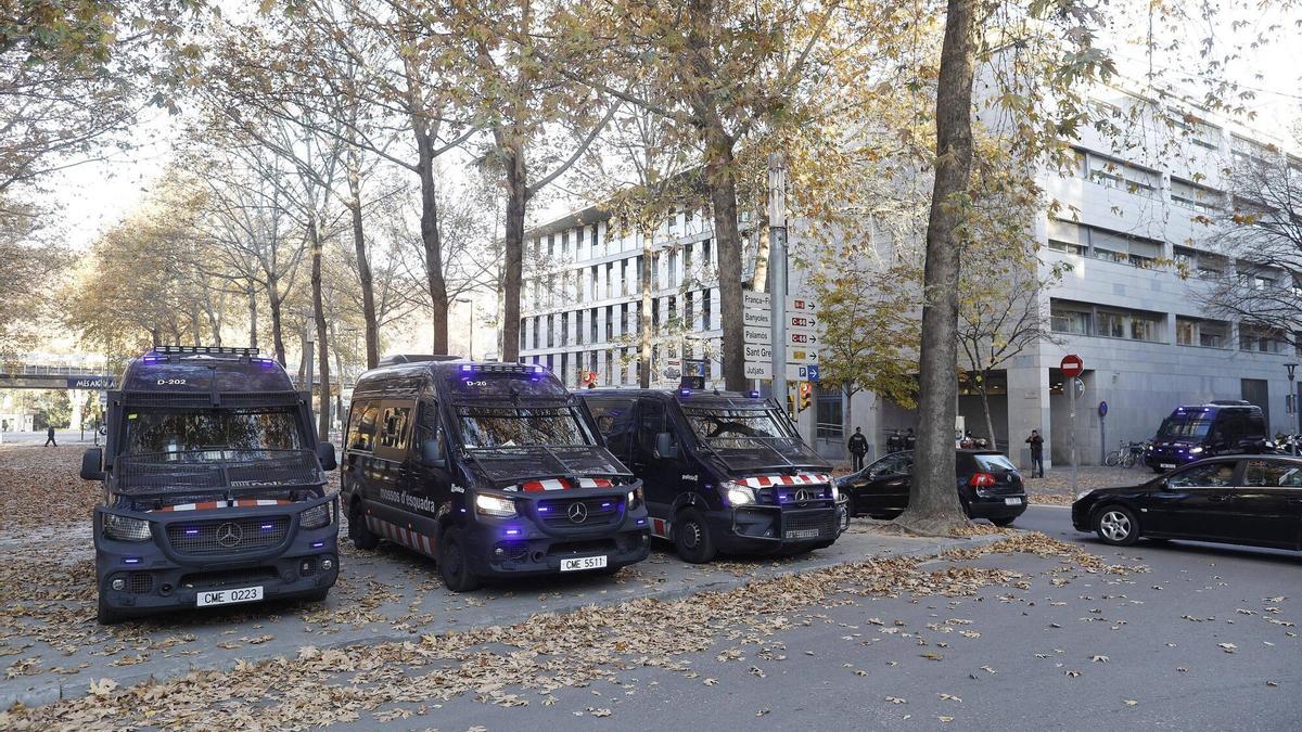 Les imatges del fort dispositiu policial als jutjats de Girona.