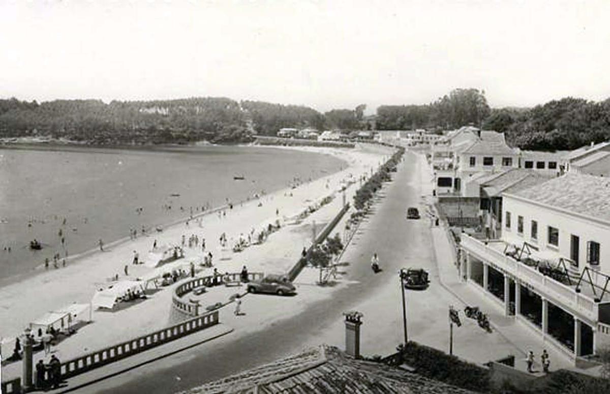 Vista de la playa del Silgar en los años 50, con su icónica barandilla de piedra.