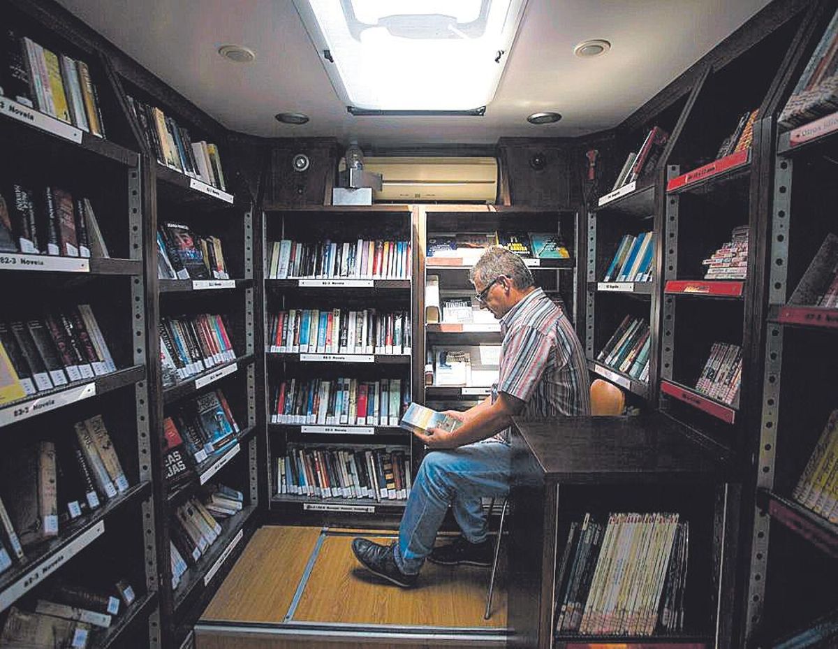 Federico Conesa, conductor y bibliotecario del bibliobús.