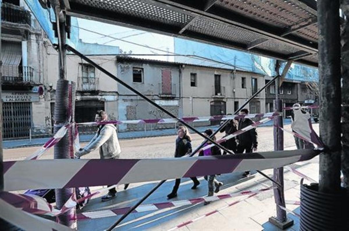 El espacio 8 Casitas bajas, al fondo, sobre las que se levantará la promoción de pisos de la cooperativa de alquiler de Can Batlló, ayer.