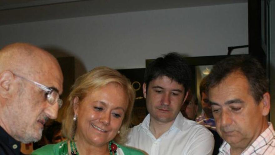 Fernández, en el museo, entre Gonzalo Suárez, hijo de Aurelio, y Ángel Riego.