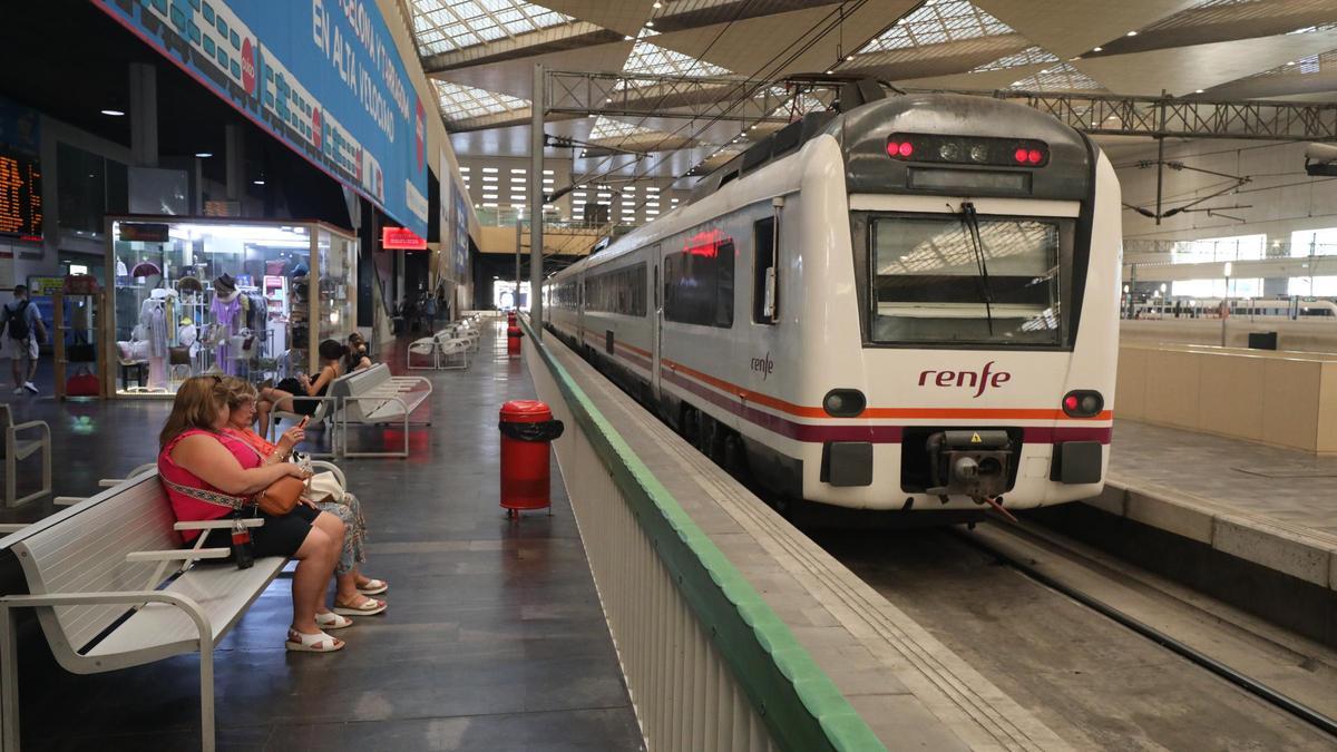 Un tren de Cercanías en la Estación Intermodal de Zaragoza