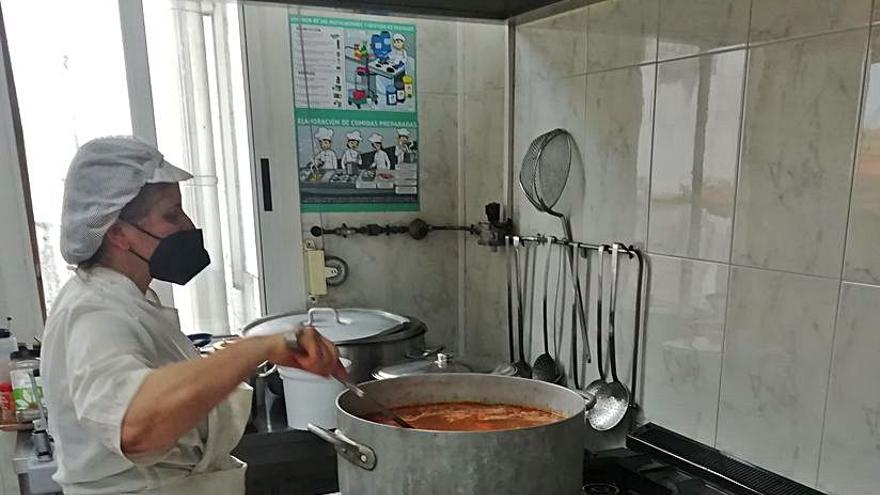 Una cocinera en el comedor social del albergue.   | // FDV 