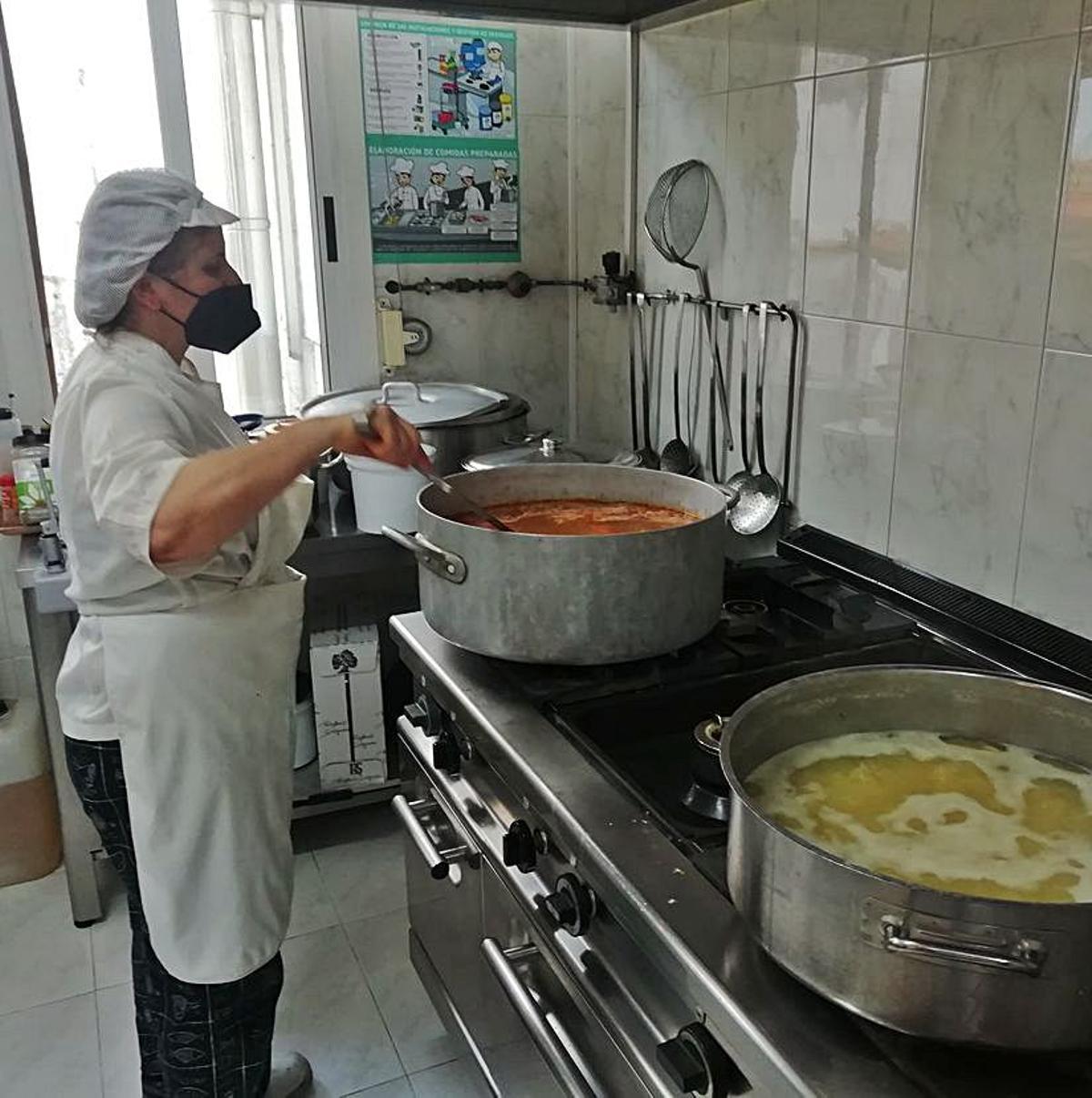 Una cocinera en el comedor social del albergue.   | // FDV