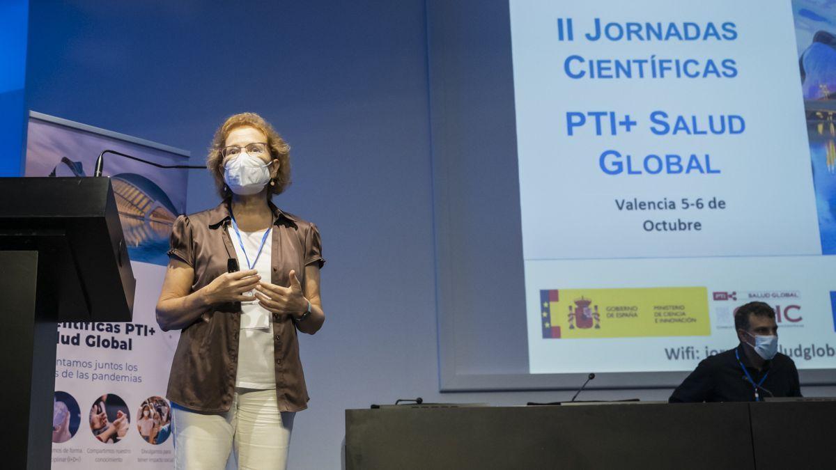 Los coordinadores de las jornadas del CSIC, los investigadores Margarita del Val e Iñaki Comas, durante la presentación.