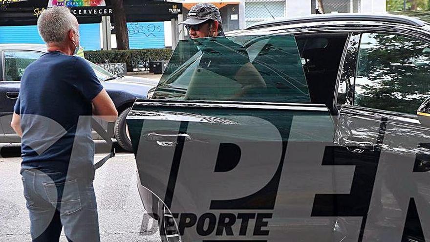 Anil Murthy lleva un guardaespaldas con pistola