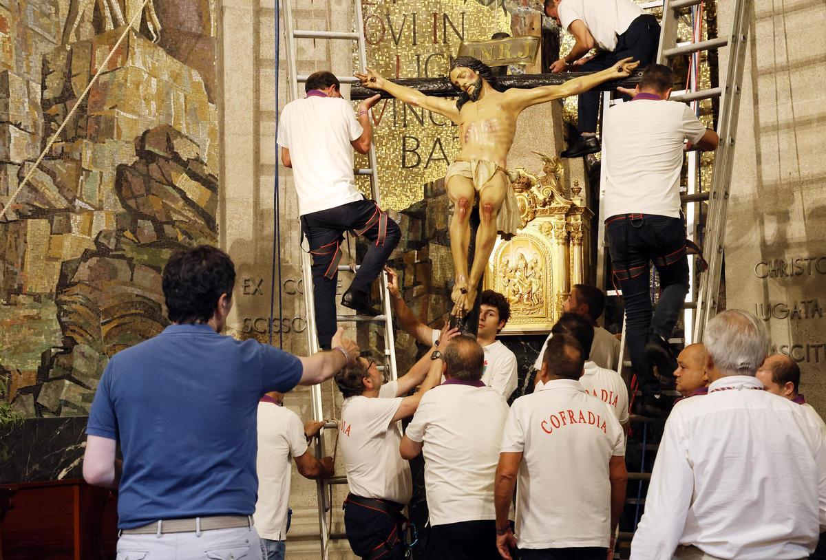 Emocionante descendimiento del Cristo de la Victoria en la Basílica Santa María de Vigo