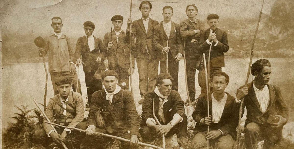 Los doce excursionistas días antes de la partida. En el centro, con prismáticos al hombro, el maestro Alfredo Cuervo director del grupo y autor del texto del libro y las fotos. | IMÁGENES CEDIDAS POR CRISTINA CIPITRIA
