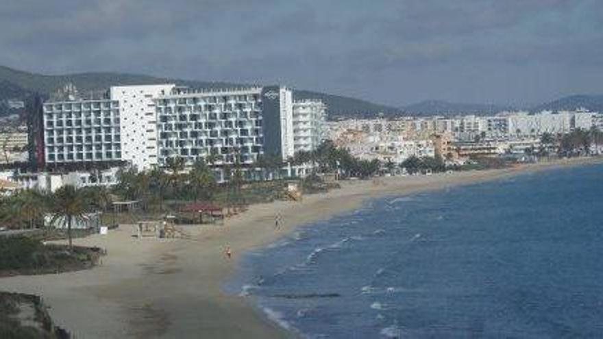 El hombre fue detenido en Platja d&#039;en Bossa, donde se alojaba y guardaba la droga en doce maletas.