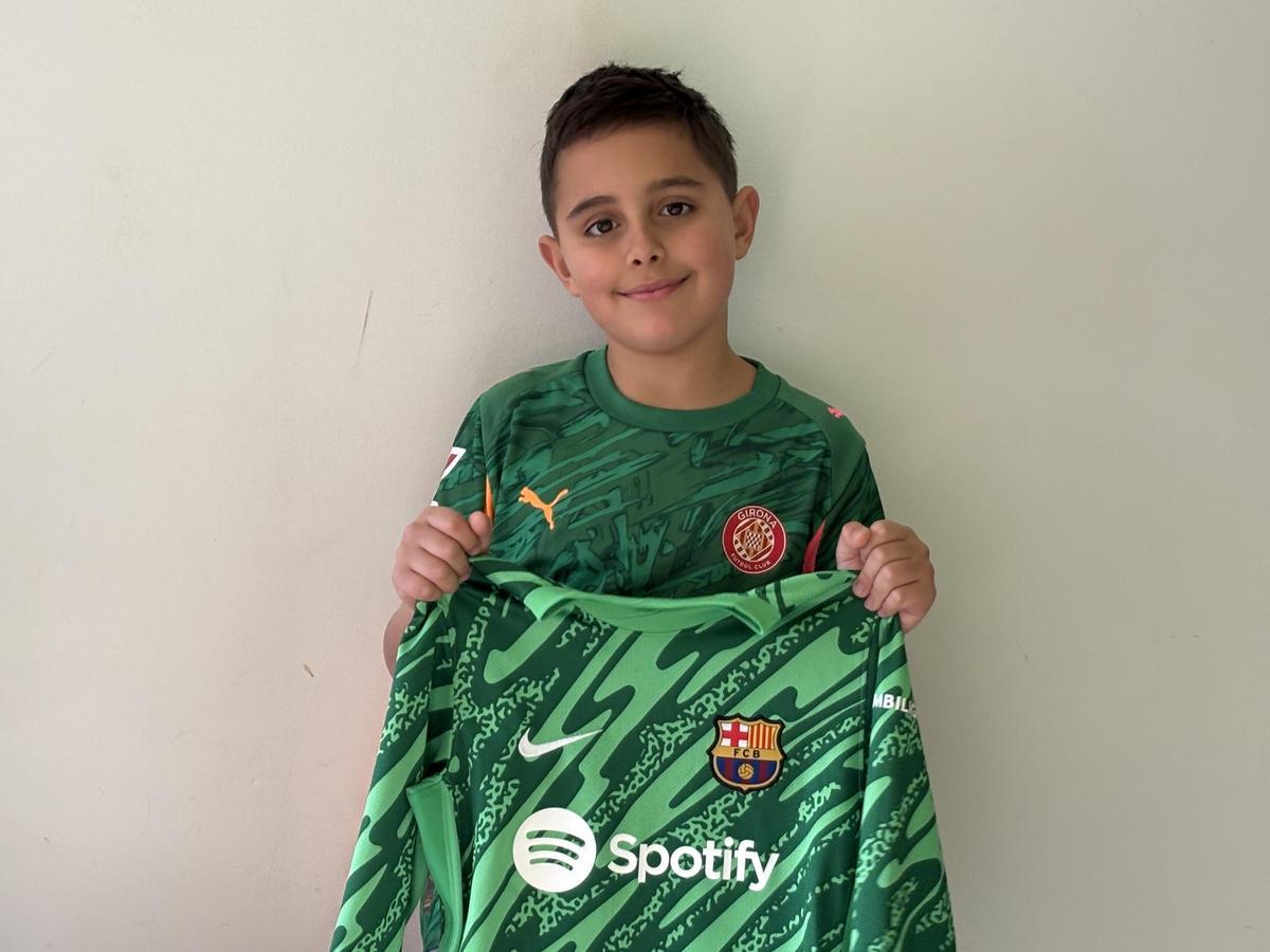 L’Adrià amb la samarreta de porter del Girona 25-26 i del Barça 24-25.