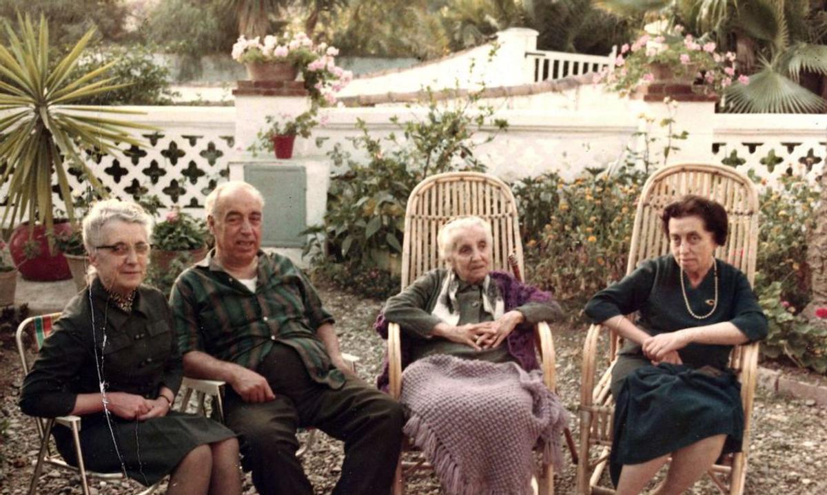 Juan Planelles, con su familia en Málaga en 1968.