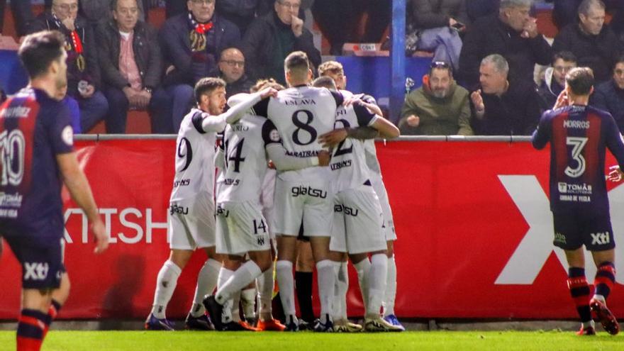 Los jugadores del Mérida celebran el empate, obra de Beneit.