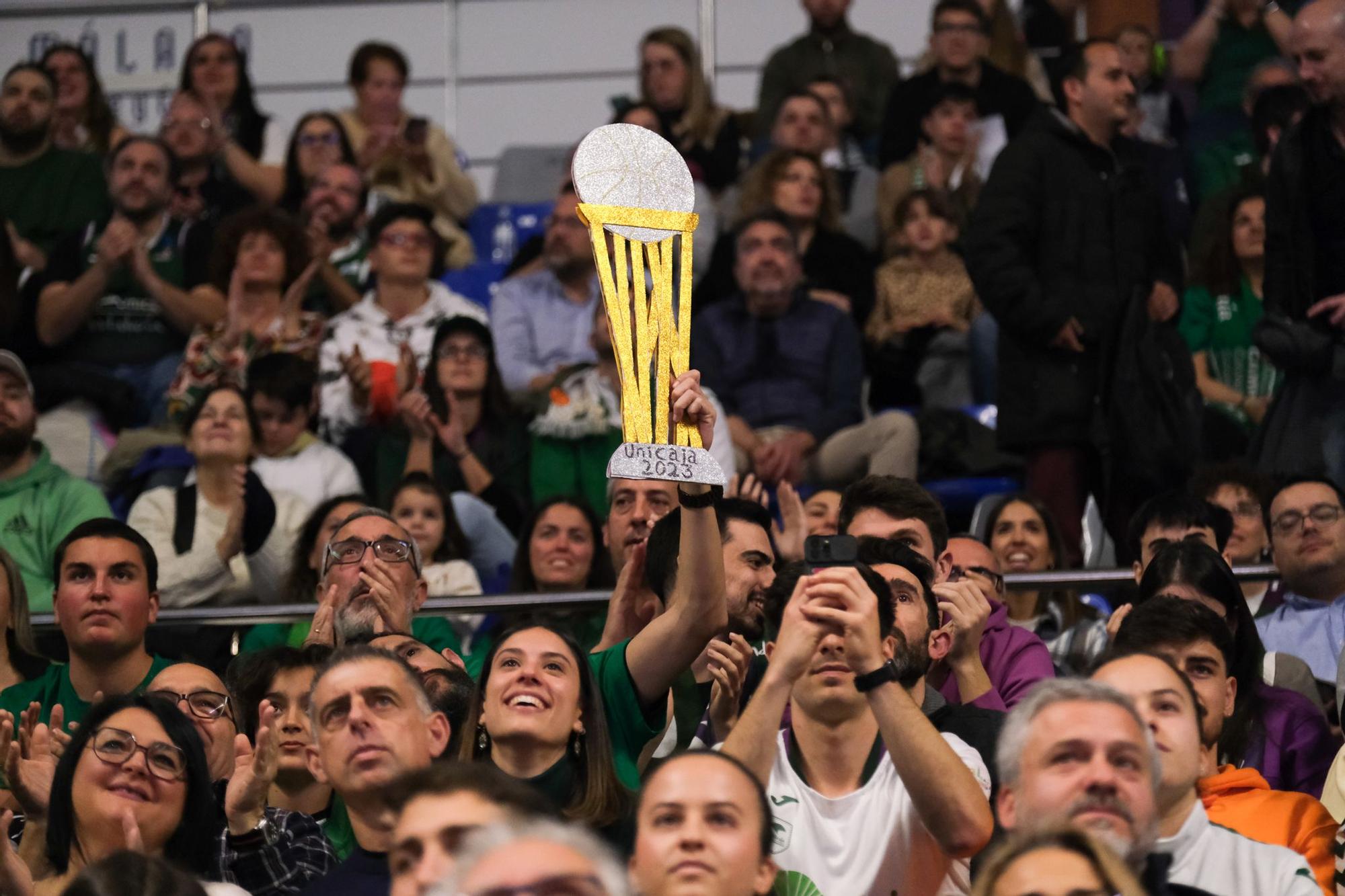 La afición celebra el título de Copa en la previa del Unicaja - Girona