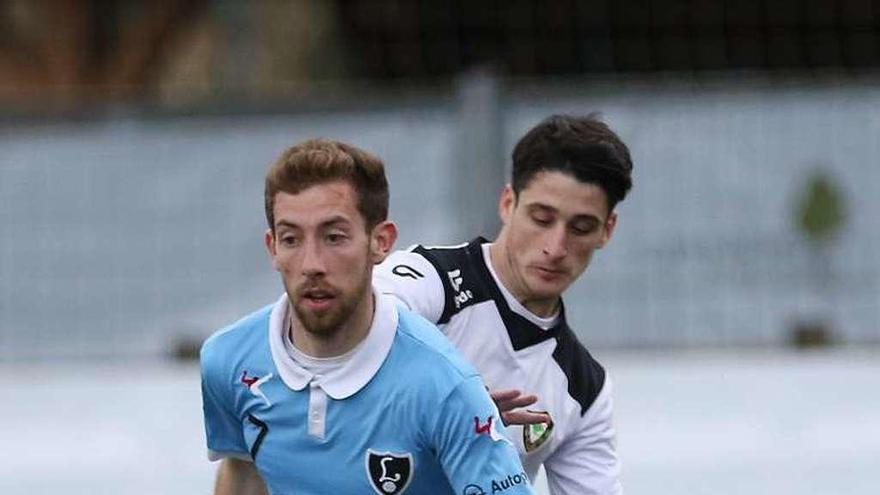 Robert controla el balón ante un jugador del Gernika.