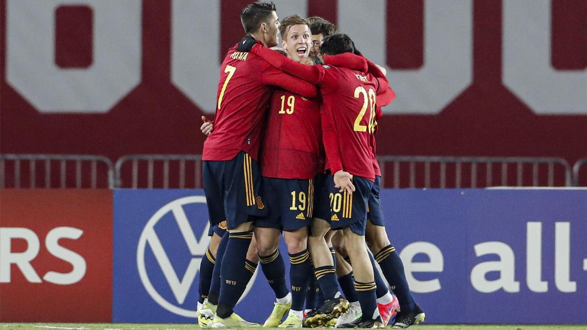Los jugadores de España celebran el gol de Dani Olmo