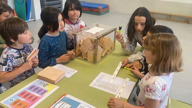 Una mesa electoral de los presupuestos participativos del colegio.