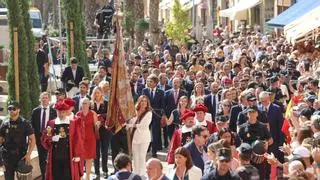 Una procesión más cívica y calurosa que nunca, llena València de fervor a la Senyera