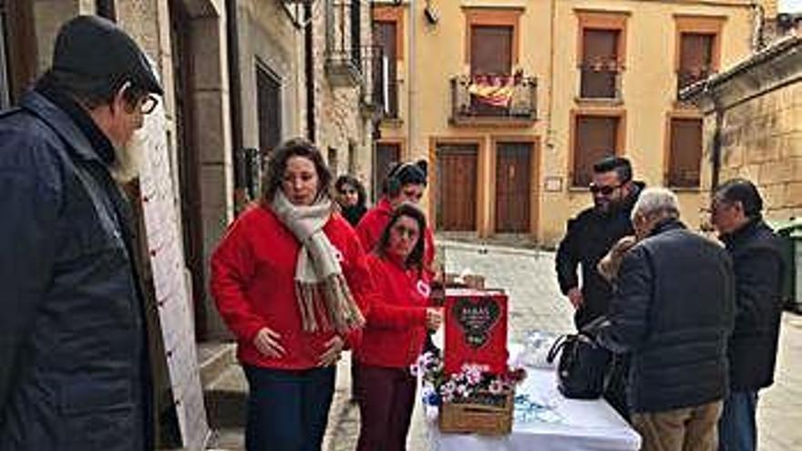 Representantes del Ayuntamiento de Fermoselle adquieren la flor de San Valentín y los alumnos de la villa participan en el bocadillo solidario