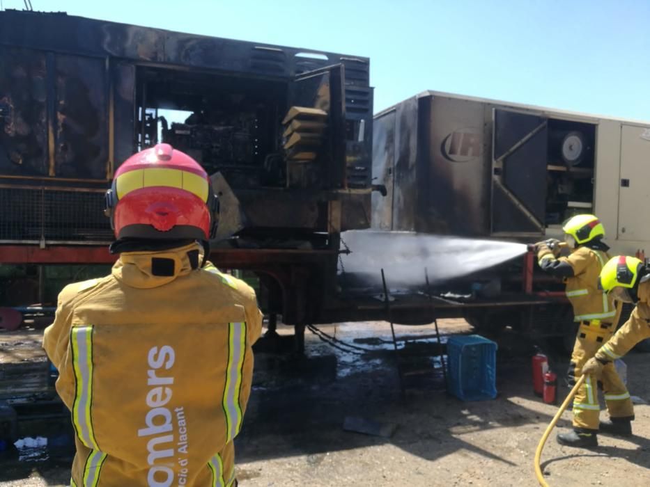 Bomberos de Torrevieja y Protección Civil de Pilar de la Horadada han extinguido un incendio en dos transformadores en Pilar de la Horadada