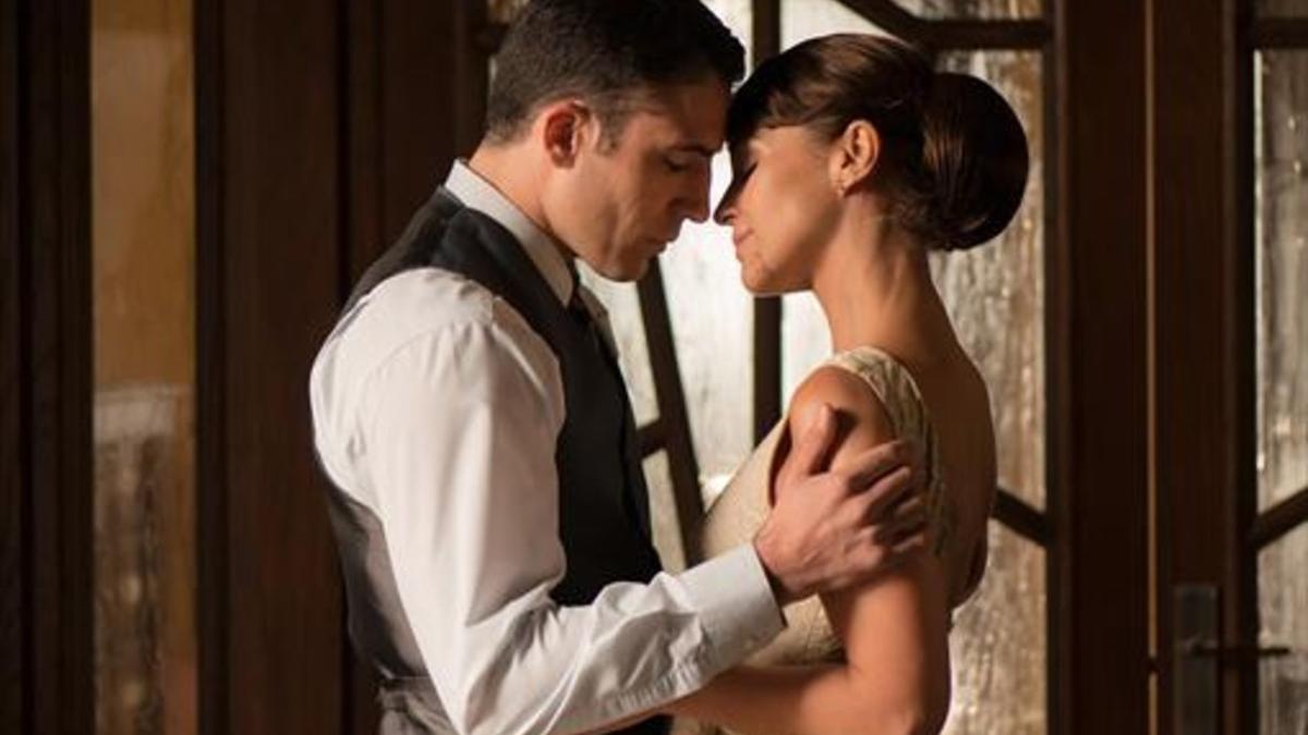 Miguel Ángel Silvestre y Paula Echevarría, en 'Velvet'