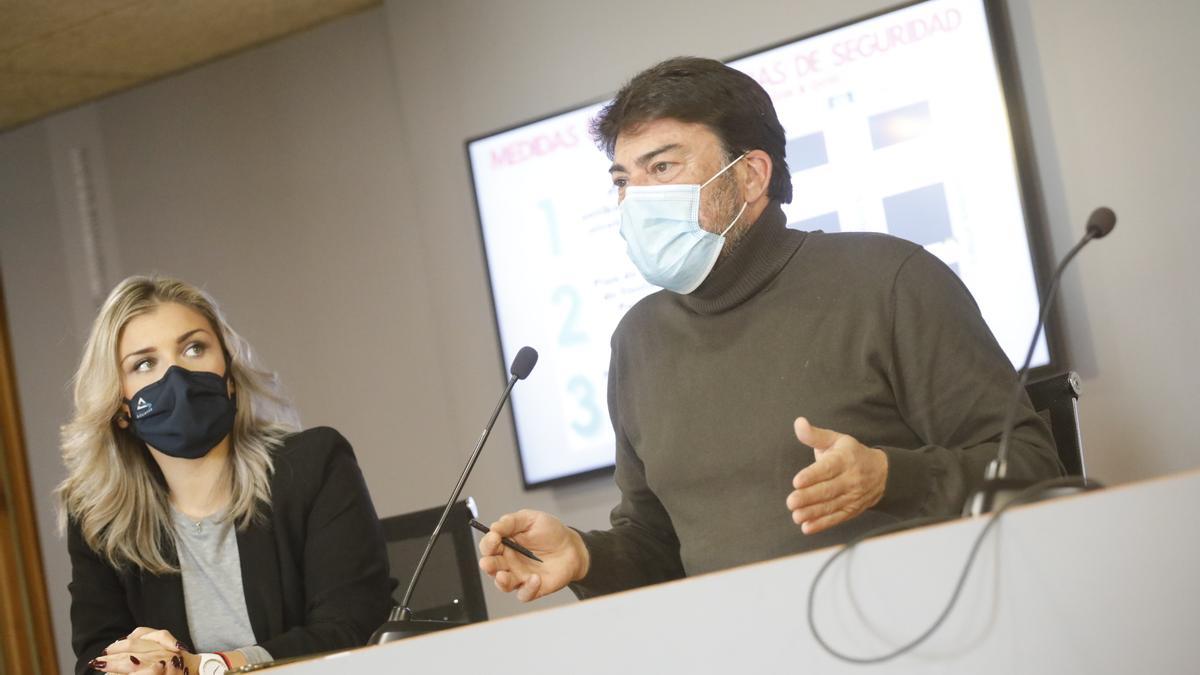 El alcalde, Luis Barcala, junto a la vicealcaldesa, en un momento de la comparecencia de hoy