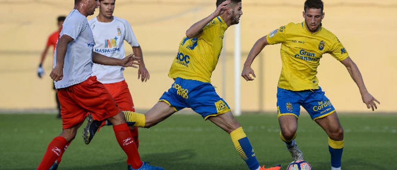 Ximo Navarro controla el balón en el duelo de ayer en Tunte.