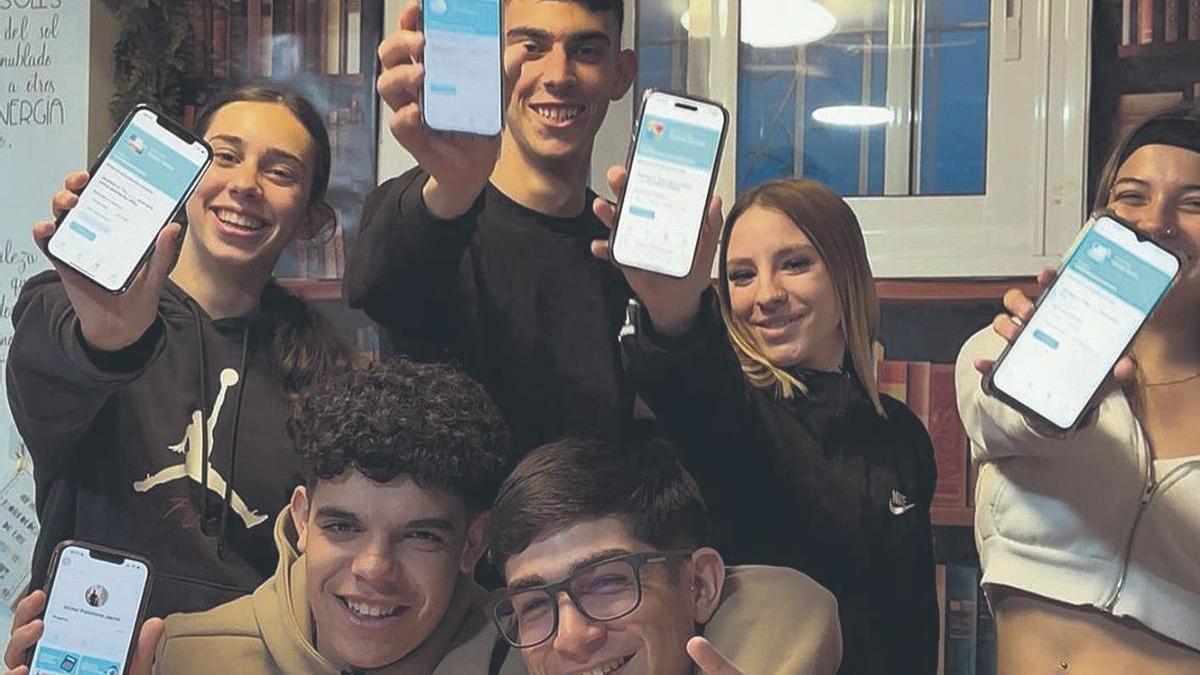 Estudiantes muestran la app en su móvil.jpg