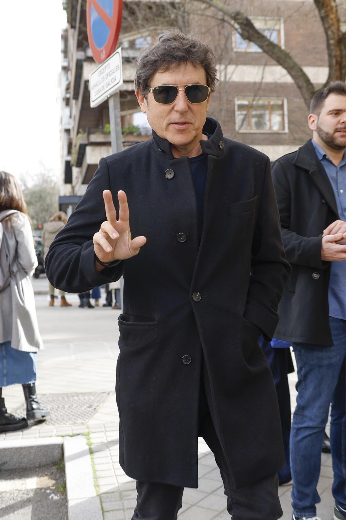 Manel Fuentes paseando por las calles de Madrid.
