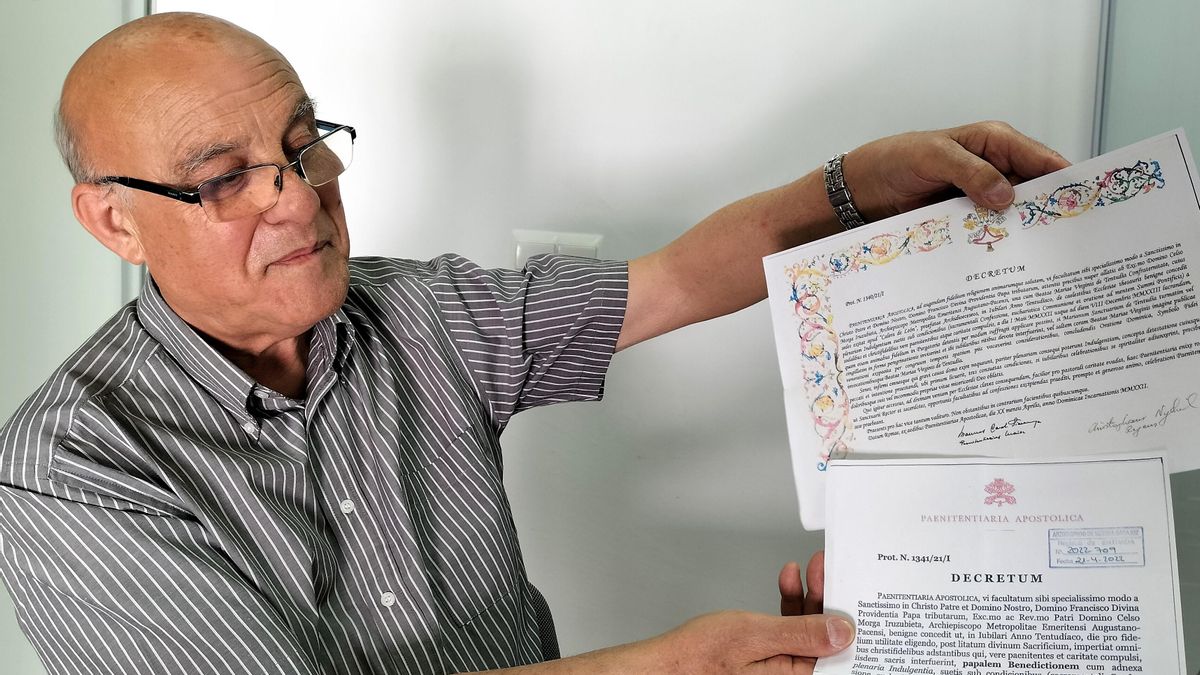 Elías López muestra la concesión papal del Año Santo Tudáico y la credencial Tudiana Elías López muestra la concesión papal del Año Santo Tudáico y la credencial Tudiana