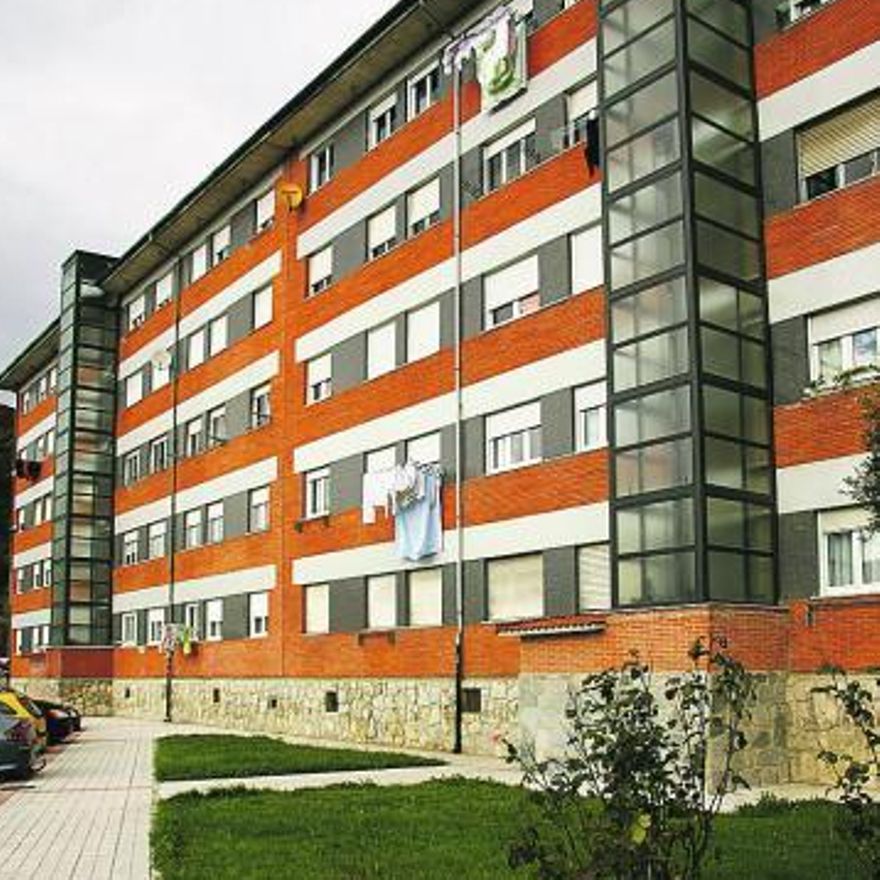 Un edificio de Riaño con ascensores instalados en su fachada.
