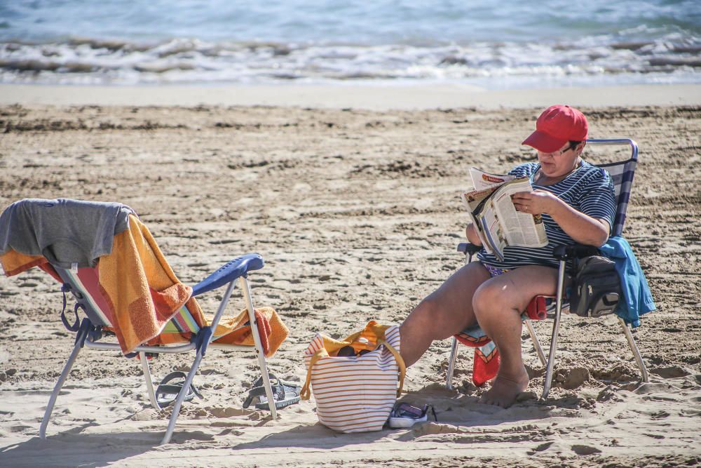 Las inusuales altas temperaturas han animado en los últimos días la afluencia a las playas de la Vega Baja. Aquí imágenes de la playa del Cura en Torrevieja.