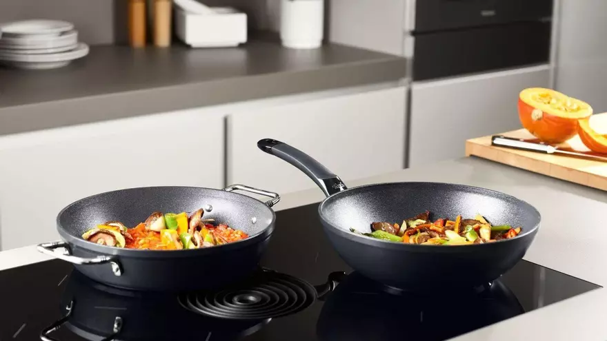 Si tienes las sartenes metidas en el horno, sácalas de inmediato