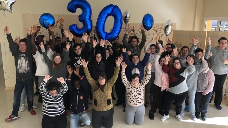 Usuaris de la fundació celebrant l&#039;aniversari