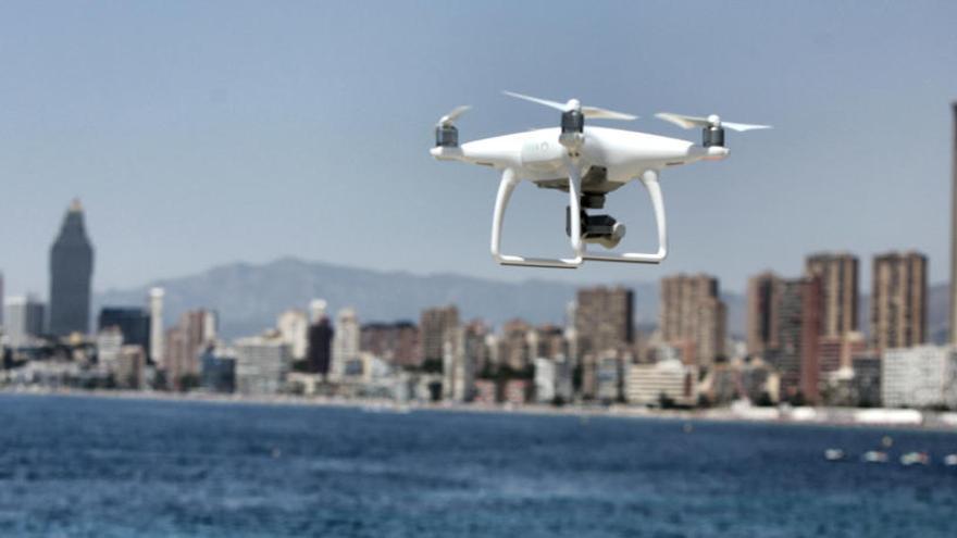 La Policía Local de Benidorm ha incorporado recientemente un dron para la vigilancia aérea en las playas de la localidad