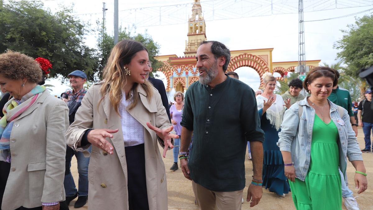 Irene Montero junto al candidato Juan Hidalgo, a su llegada a la Feria de Córdoba