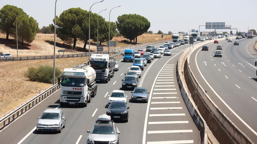 Atasco en la A49 en sentido Huelva a la altura del municipio de Benacazón, imagen de archivo.