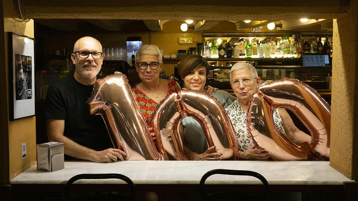 El Bar Canigó, temple de la copa tranquil·la de Gràcia, compleix un segle