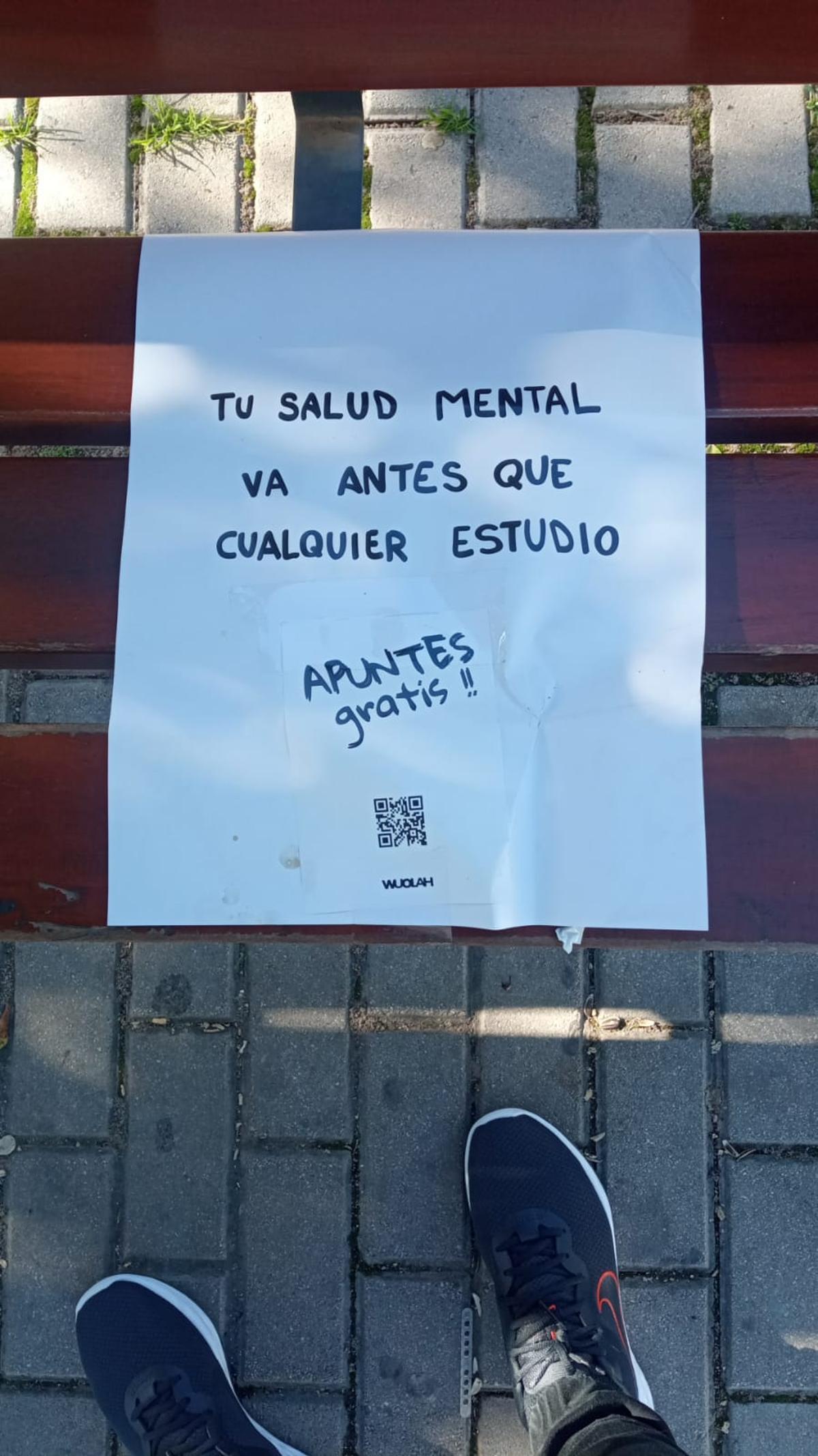 Polémico cartel publicitario pegado en un banco de la Universidad de Alicante