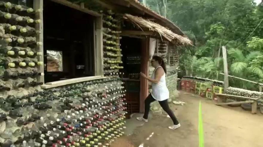 Una mujer construye una casa en Brasil con más de 6.000 botellas desechadas