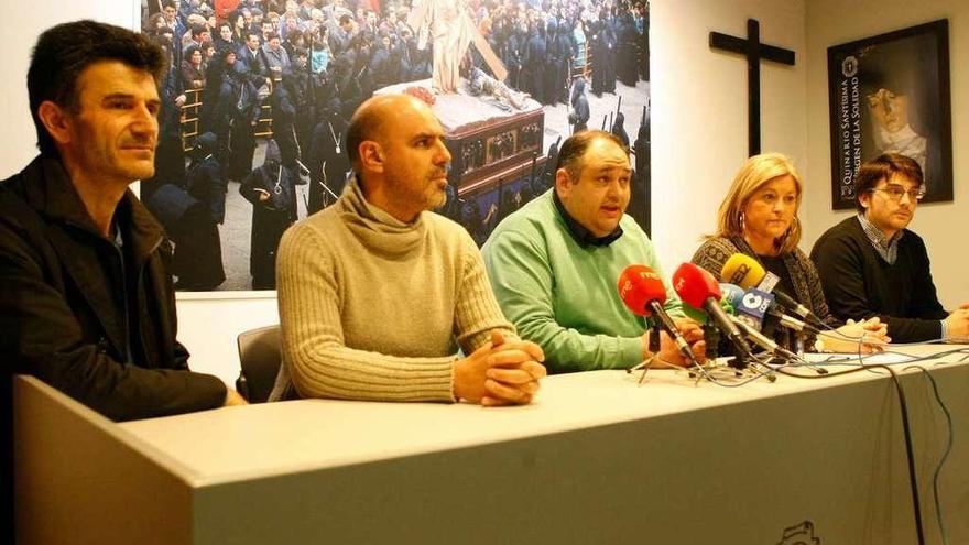 El presidente de La Mañana, José Ignacio Calvo, en el centro de la imagen, acompañado de músicos de Nacor Blanco, la guionista y uno de los actores implicados en el espectáculo.