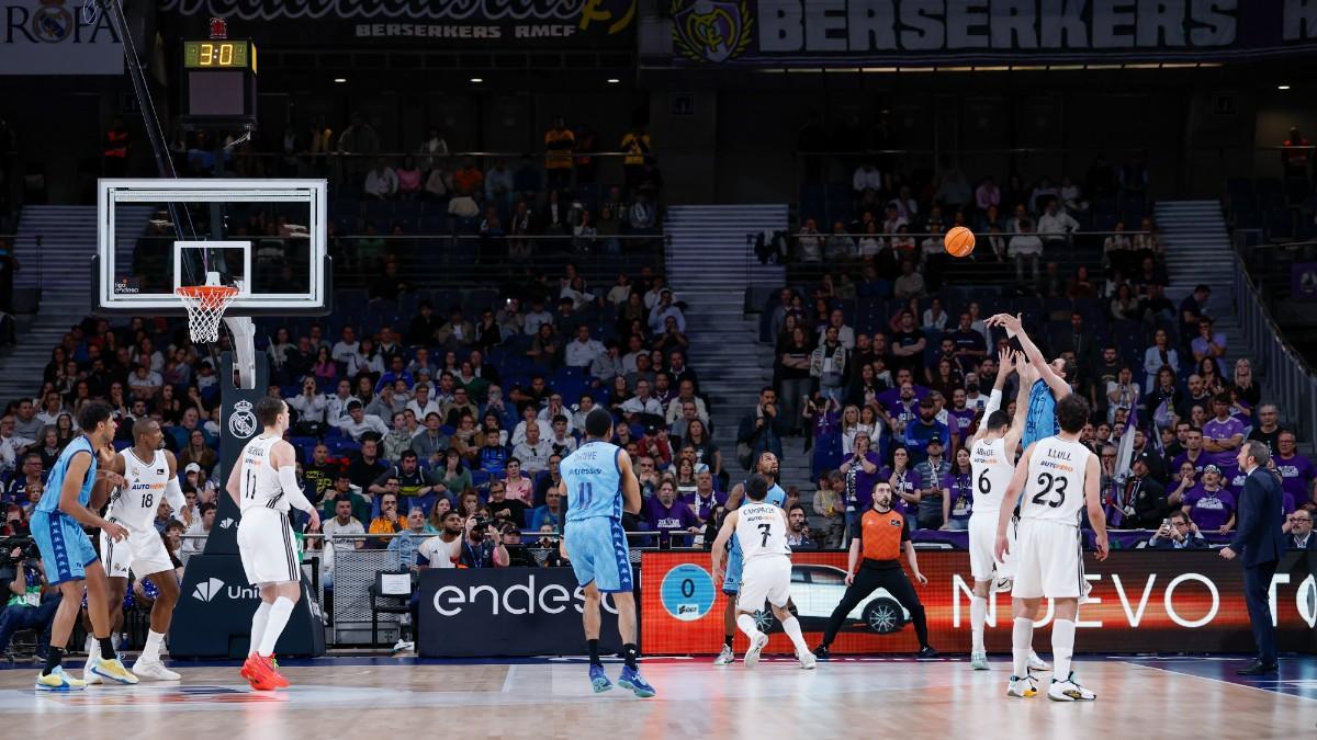 Kyle Kuric, en la jugada de la polémica que marcó el Real Madrid - Andorra