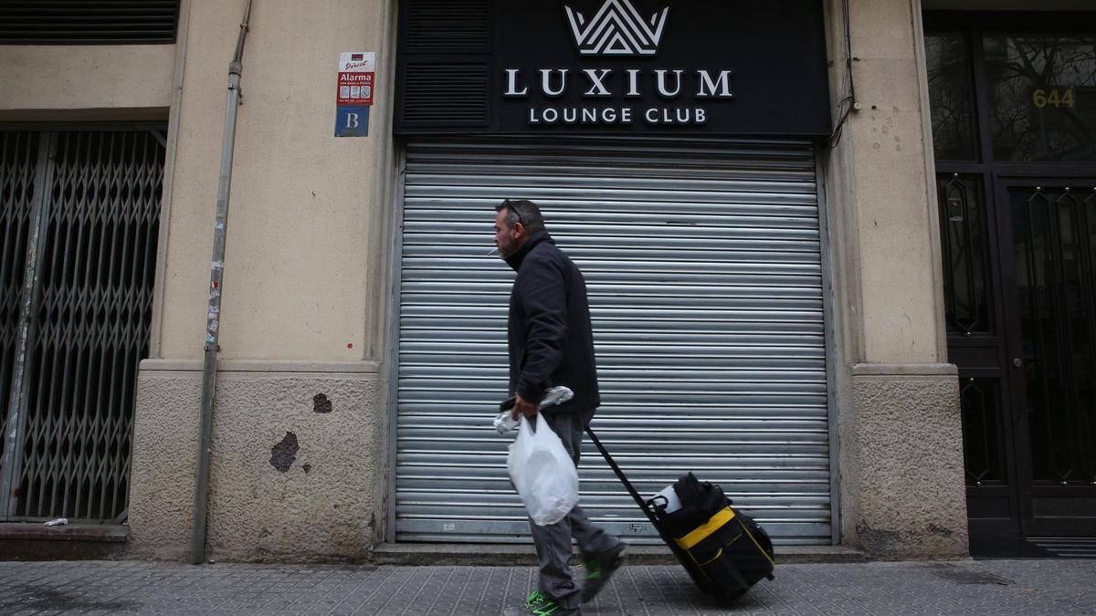 El 'after' de la calle Còrsega que la Guardia Urbana de Barcelona ha precintado por tres meses.